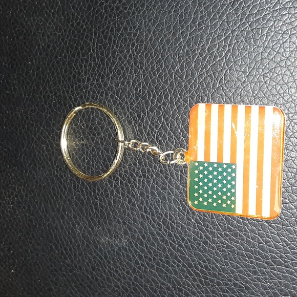 VFW VETERANS OF FOREIGN WAR AMERICAN FLAG KEYCHAIN CHARM NRMINT CONDITION - Picture 1 of 5